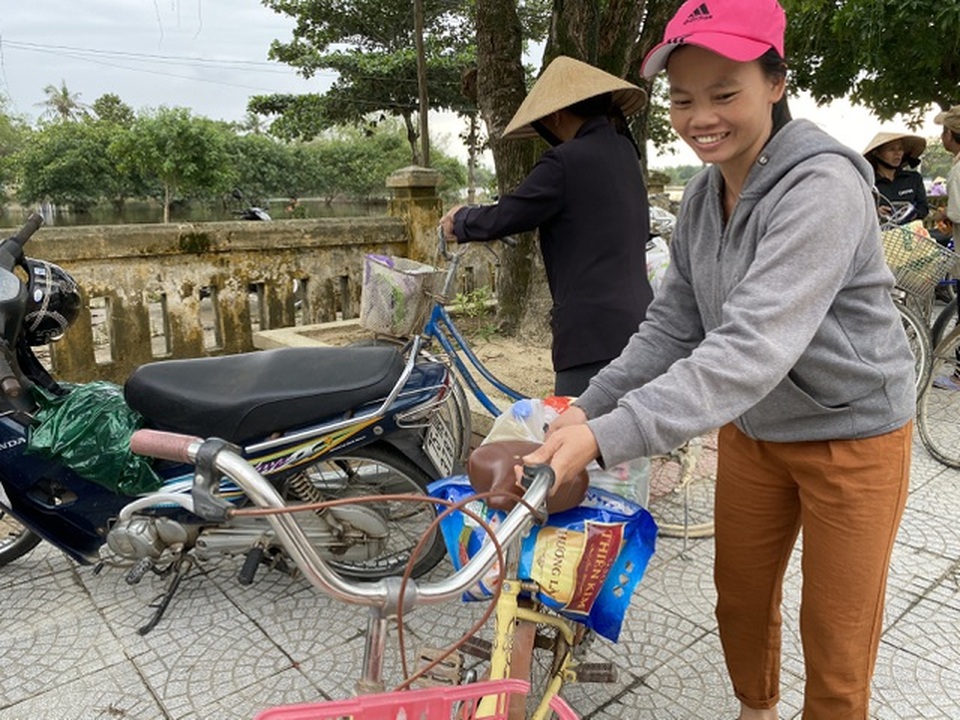 Nghĩa tình của bạn đọc Dân trí đến với người dân rốn lũ - 8 Nghĩa tình của bạn đọc Dân trí đến với người dân rốn lũ - 8