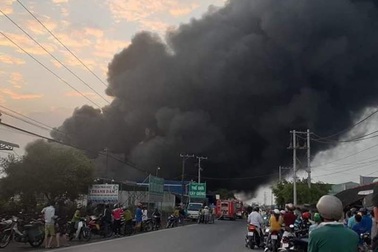 Cháy lớn ở công ty bao bì, hàng tỷ đồng ra tro