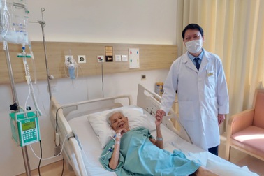 Cụ bà 88 tuổi ung thư dạ dày giai đoạn muộn hồi phục ngoạn mục sau phẫu thuật