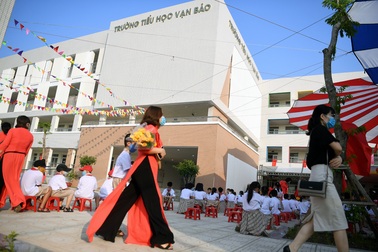 Lễ khai giảng đặc biệt ở ngôi trường được “khai sinh” giữa dịch Covid-19