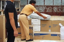 Bắt hàng nghìn bao thuốc lá lậu được ngụy trang tinh vi trên xe tải