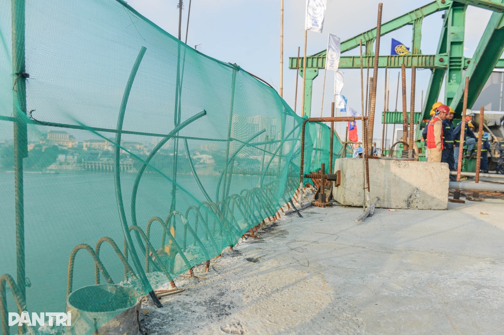Đổ mẻ bê tông cuối cùng hợp long cầu Vĩnh Tuy 2 - 9 Đổ mẻ bê tông cuối cùng hợp long cầu Vĩnh Tuy 2 - 9