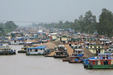 Hàng trăm tàu thuyền chở hàng “tê liệt” trên kênh Chợ Gạo