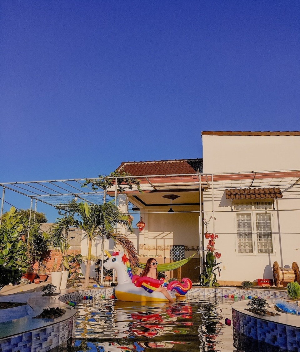 Chỉ với 450 triệu đồng, ông bố ở Ninh Thuận làm nhà có bể bơi tặng con gái - 2 Chỉ với 450 triệu đồng, ông bố ở Ninh Thuận làm nhà có bể bơi tặng con gái - 2