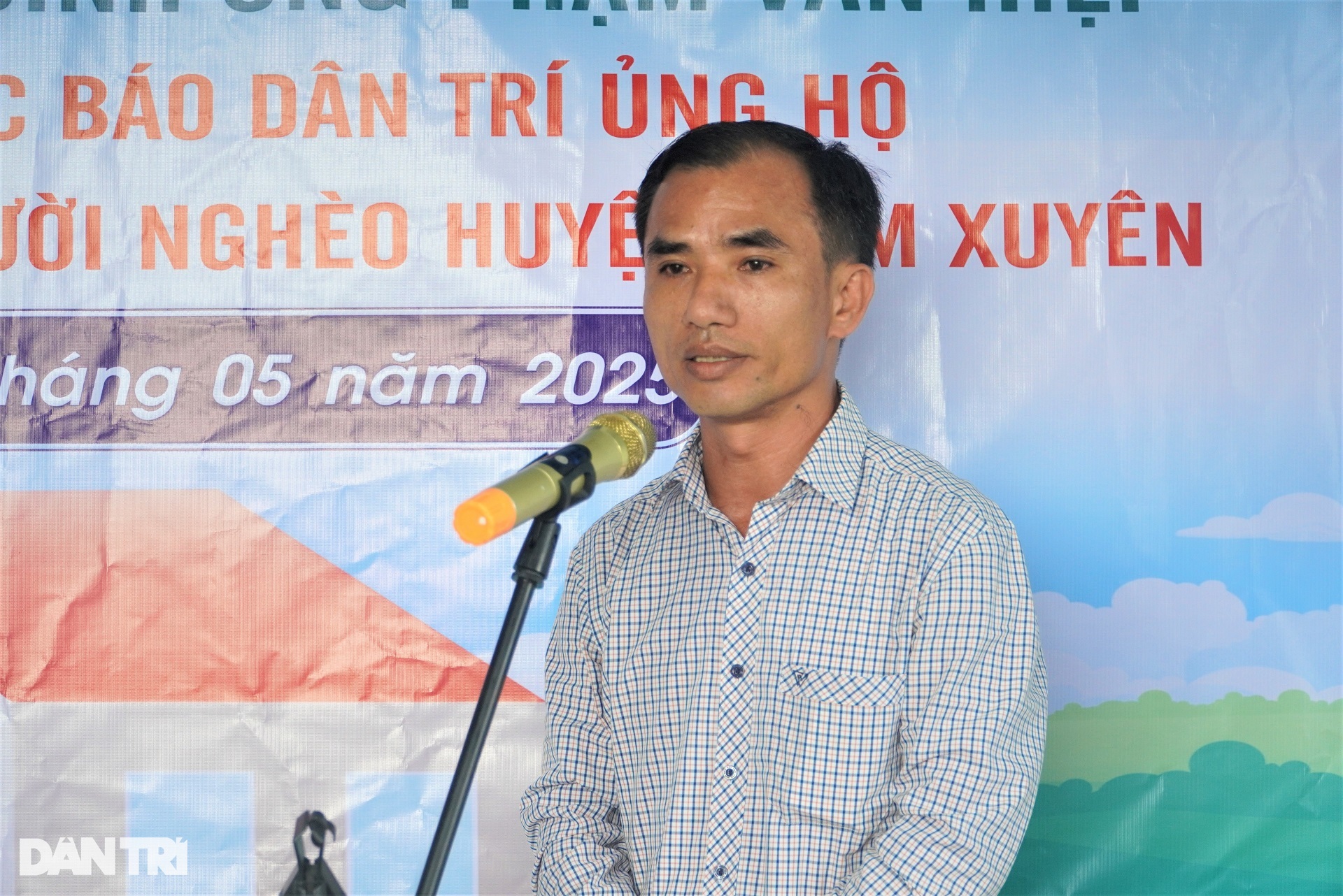 Nhờ tấm lòng bạn đọc Dân trí, vợ chồng khờ cùng 3 con thơ có ngôi nhà mới - 3 Nhờ tấm lòng bạn đọc Dân trí, vợ chồng khờ cùng 3 con thơ có ngôi nhà mới - 3