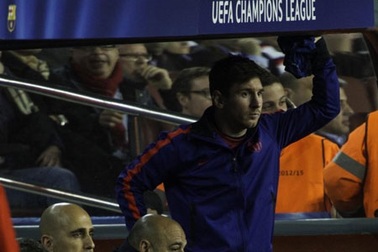 Messi bứt rứt khó chịu trên băng ghế dự bị