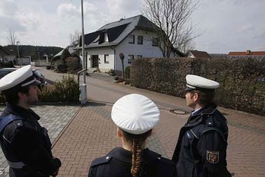 Đức khám xét nơi ở của cơ phó máy bay gặp nạn