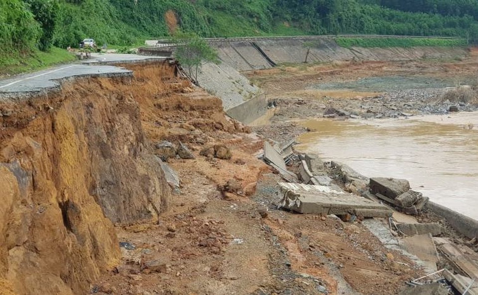 Quảng Nam: Bão lũ làm 47 người chết và mất tích, 8.400 tỷ bị cuốn trôi - 1 Quảng Nam: Bão lũ làm 47 người chết và mất tích, 8.400 tỷ bị cuốn trôi - 1