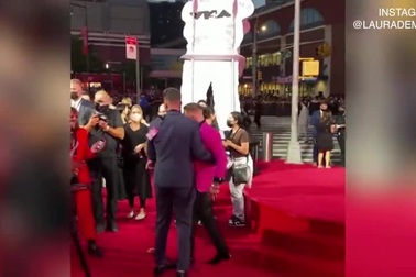 Võ sĩ Conor McGregor gây gổ với nam ca sĩ Machine Gun Kelly