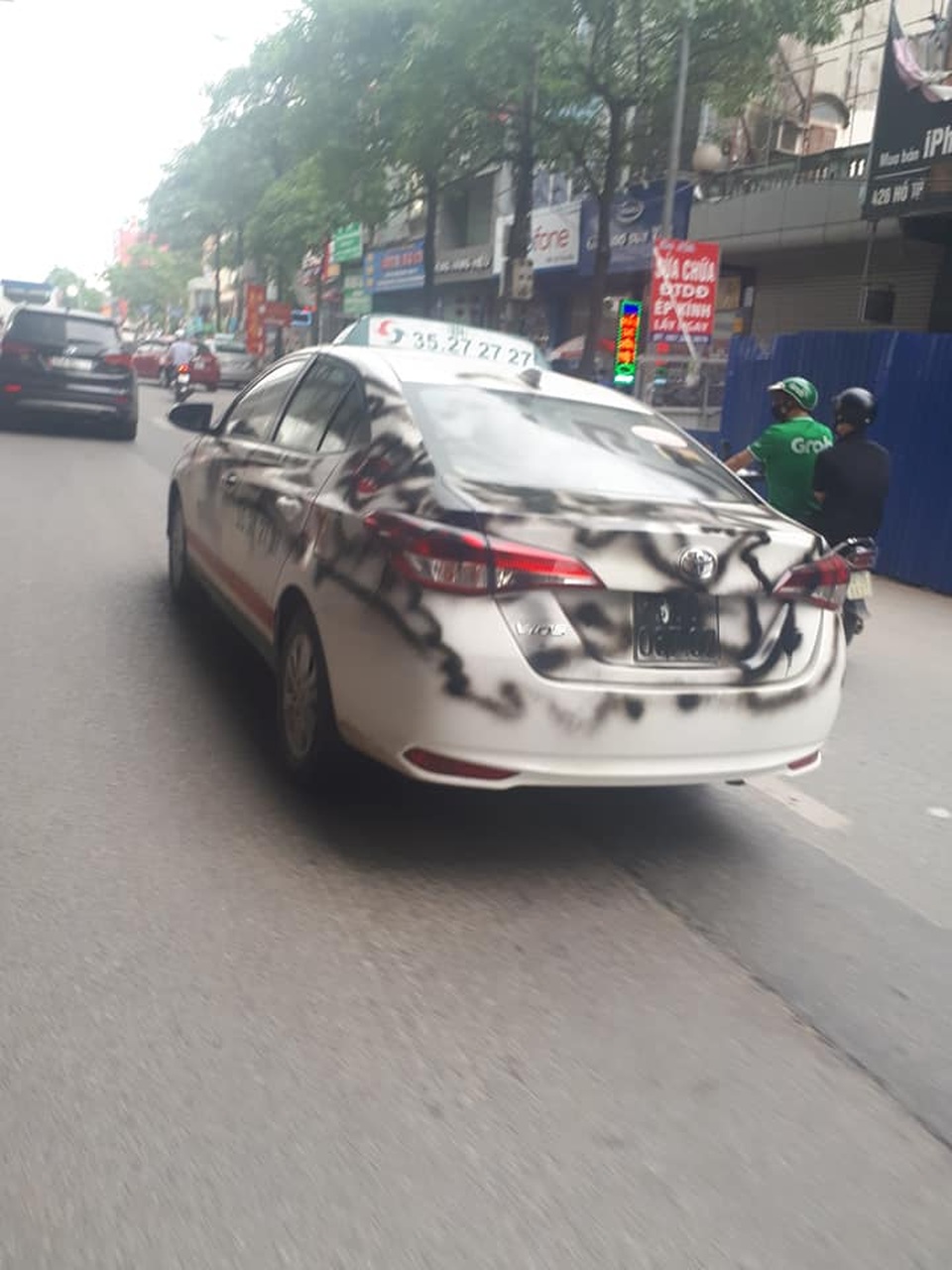 Đỗ xe gây tắc đường, hàng loạt ô tô ở Hà Nội bị dán giấy kín xe - 4 Đỗ xe gây tắc đường, hàng loạt ô tô ở Hà Nội bị dán giấy kín xe - 4
