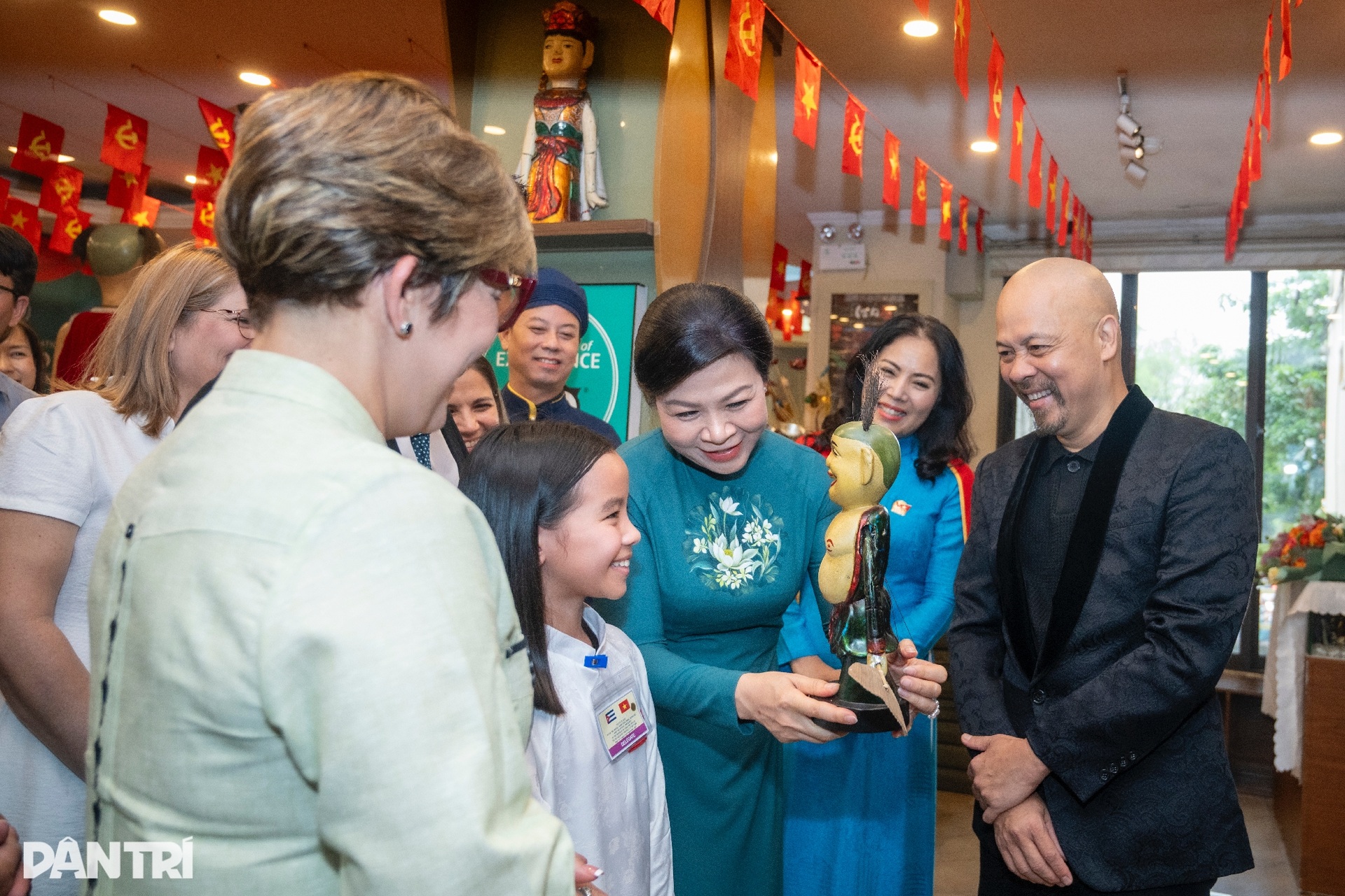 Phu nhân Ngô Phương Ly cùng phu nhân Chủ tịch Cuba xem múa rối nước - 3 Phu nhân Ngô Phương Ly cùng phu nhân Chủ tịch Cuba xem múa rối nước - 3