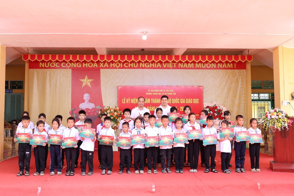 Vietcombank trao 8.000 suất học bổng “Cùng em tiến bước” cho học sinh nghèo vượt khó - 2 Vietcombank trao 8.000 suất học bổng “Cùng em tiến bước” cho học sinh nghèo vượt khó - 2