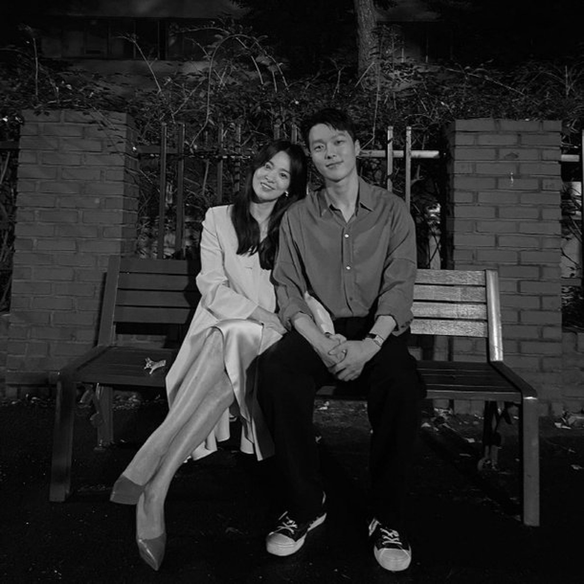 3 năm sau khi ly hôn, Song Hye Kyo đăng ảnh tình tứ với bạn khác giới - 3 3 năm sau khi ly hôn, Song Hye Kyo đăng ảnh tình tứ với bạn khác giới - 3