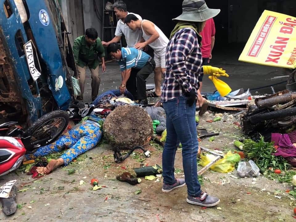 Xe tải lật đè nhiều tiểu thương, ít nhất 3 người chết, 8 người bị thương - 2 Xe tải lật đè nhiều tiểu thương, ít nhất 3 người chết, 8 người bị thương - 2