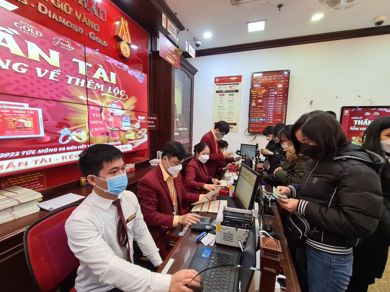 Những hình ảnh bất ngờ tại các nhà vàng Hà Nội, TPHCM ngày vía Thần tài - 11 Những hình ảnh bất ngờ tại các nhà vàng Hà Nội, TPHCM ngày vía Thần tài - 11