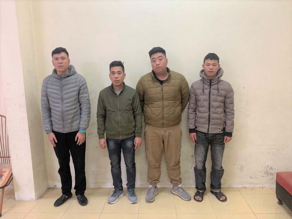 Nửa đêm, 4 thanh niên mang pháo ra đốt trái phép - 1 Nửa đêm, 4 thanh niên mang pháo ra đốt trái phép - 1