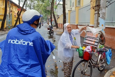 Sáng 30 Tết, Cần Thơ mưa lất phất, dân buôn hoa kiểng "héo ruột"