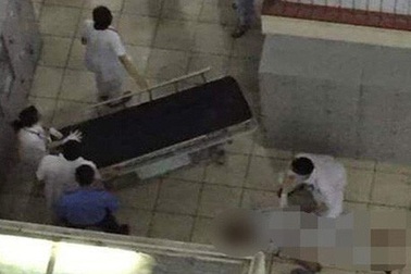 Người đàn ông nhảy từ tầng 4 Bệnh viện Bạch Mai xuống đất tử vong