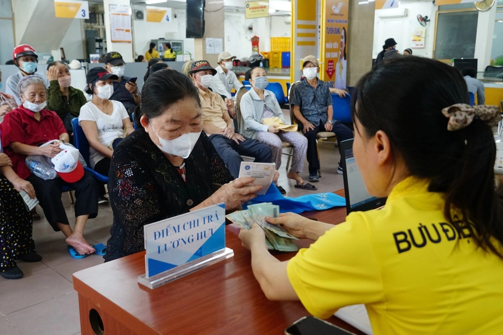 Lưu ý khi nhận lương hưu tháng 8 tại TPHCM mới - 1