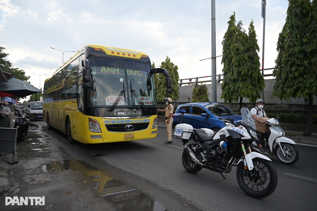 Phát hiện CSGT, tài xế xe khách ở TPHCM tăng ga bỏ chạy - 2 Phát hiện CSGT, tài xế xe khách ở TPHCM tăng ga bỏ chạy - 2