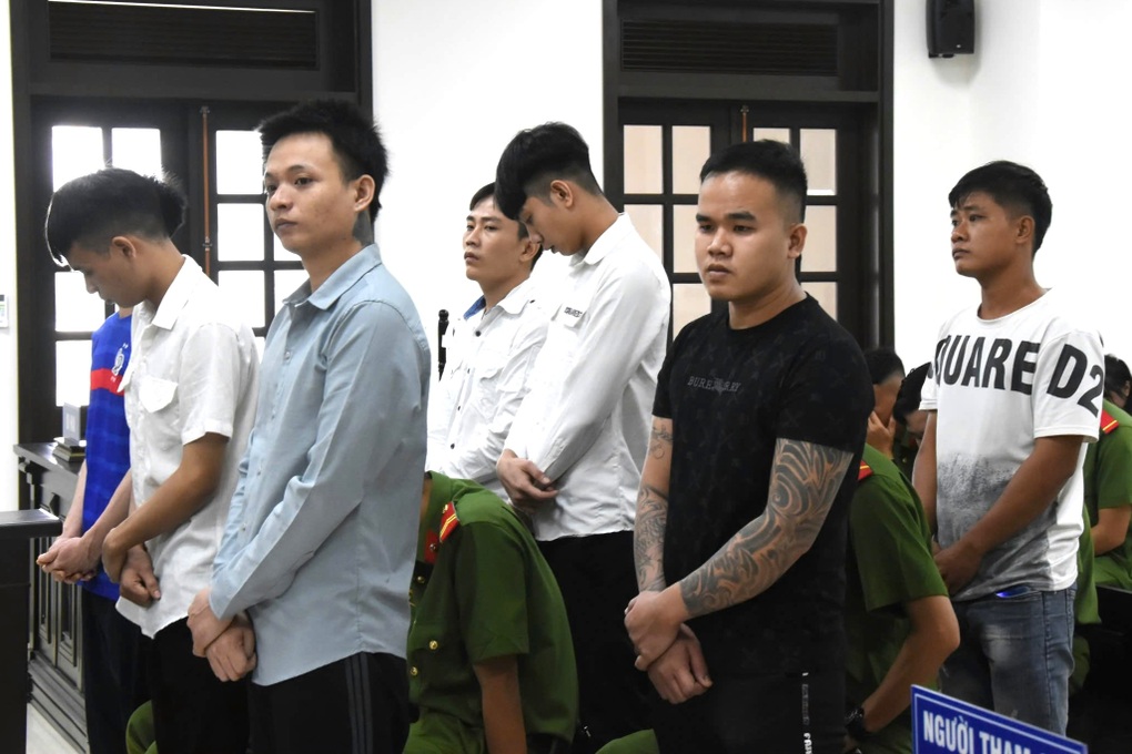 Nhóm thanh niên chém người vì mâu thuẫn trong quán karaoke - 1 Nhóm thanh niên chém người vì mâu thuẫn trong quán karaoke - 1
