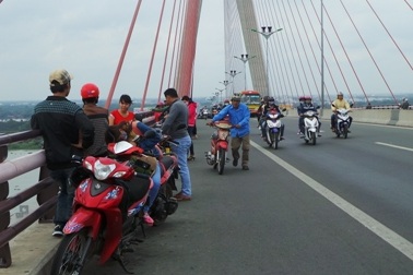 Khốn đốn vì dính “đinh tặc” trên cầu dây văng dài nhất Đông Nam Á