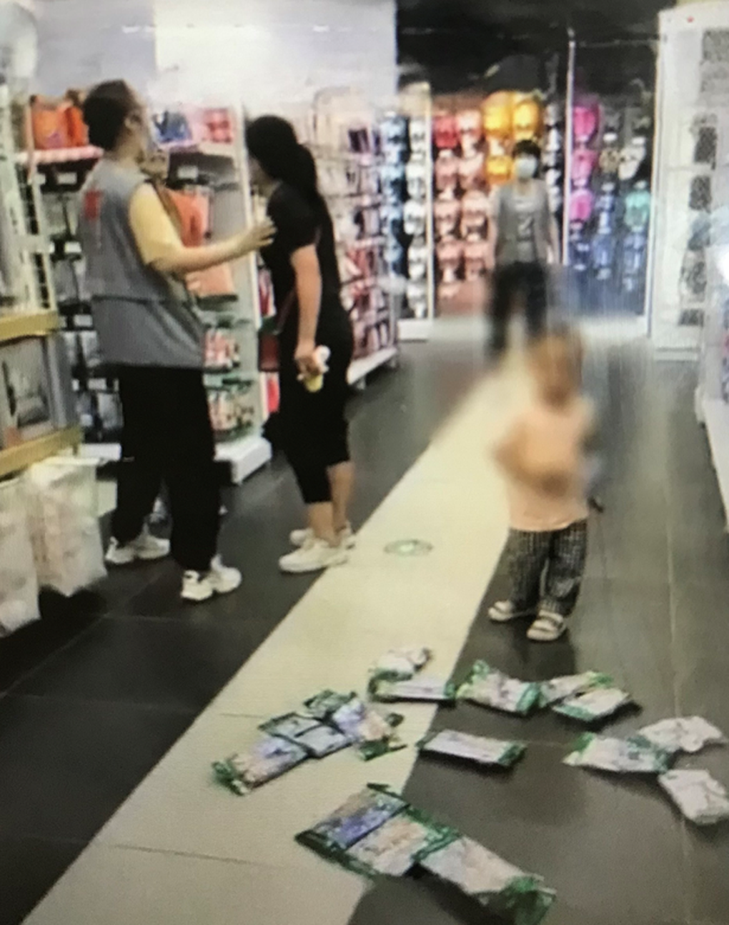 Con vứt đồ la liệt ở siêu thị, mẹ vẫn bênh bất chấp đúng sai - 2 Con vứt đồ la liệt ở siêu thị, mẹ vẫn bênh bất chấp đúng sai - 2