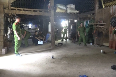 Chồng chém vợ và con trai rồi tự sát tại buồng ngủ