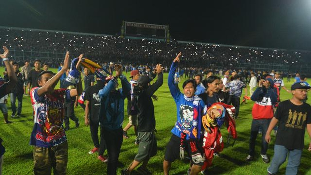 Toàn cảnh vụ bạo loạn của bóng đá Indonesia khiến nhiều người thiệt mạng - 9 Toàn cảnh vụ bạo loạn của bóng đá Indonesia khiến nhiều người thiệt mạng - 9