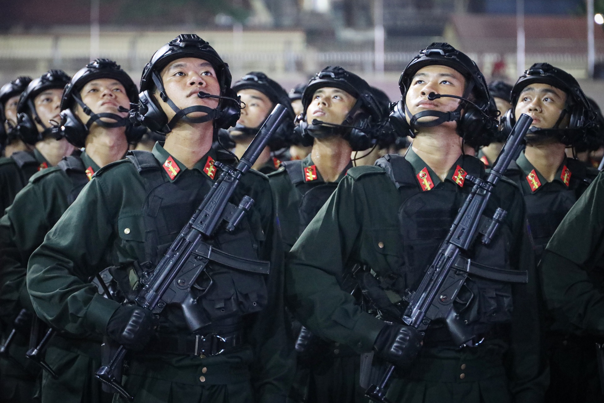 Người dân Điện Biên quạt mát cho các chiến sĩ tập luyện diễu binh giữa đêm - 9 Người dân Điện Biên quạt mát cho các chiến sĩ tập luyện diễu binh giữa đêm - 9