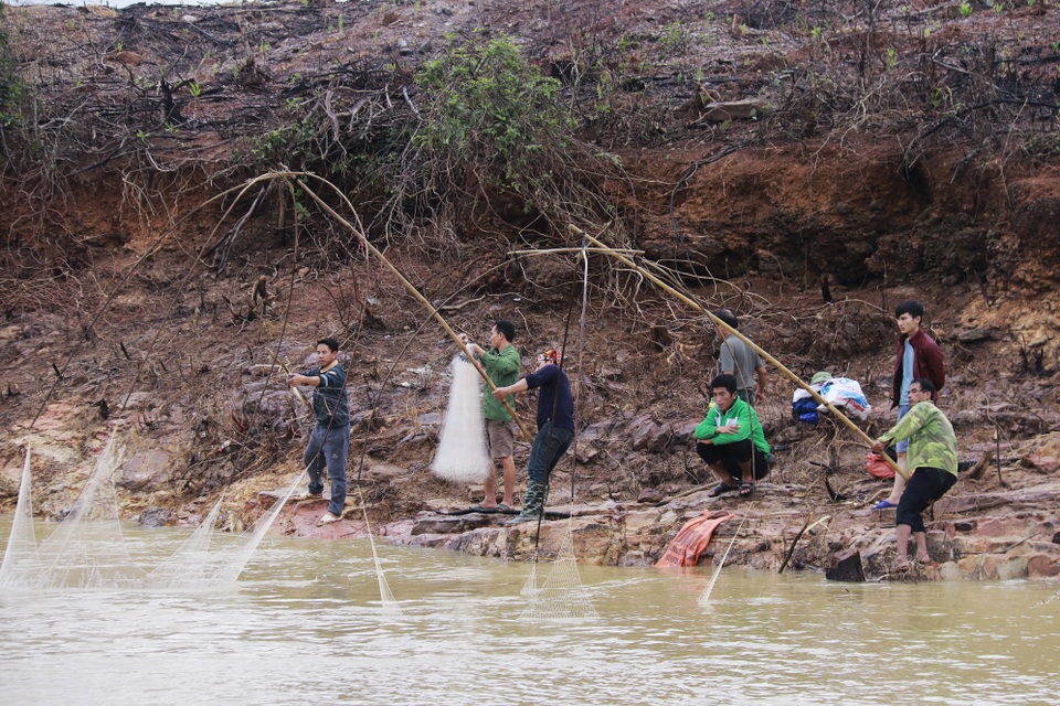 Hà Tĩnh: Hàng trăm người săn cá dưới chân tràn hồ Kẻ Gỗ - 1 Hà Tĩnh: Hàng trăm người săn cá dưới chân tràn hồ Kẻ Gỗ - 1