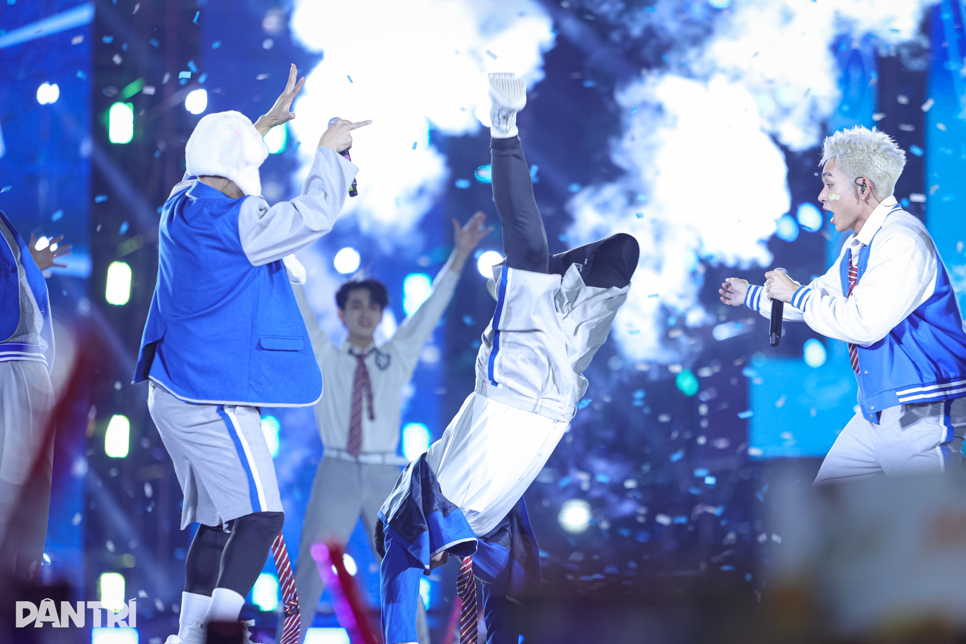 View - Concert "Chông gai": Tự Long nhào lộn, các anh tài khóc trước 30.000 người | Báo Dân trí