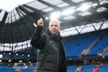 HLV Slot: "Liverpool cần vượt qua PSG để vô địch Champions League"