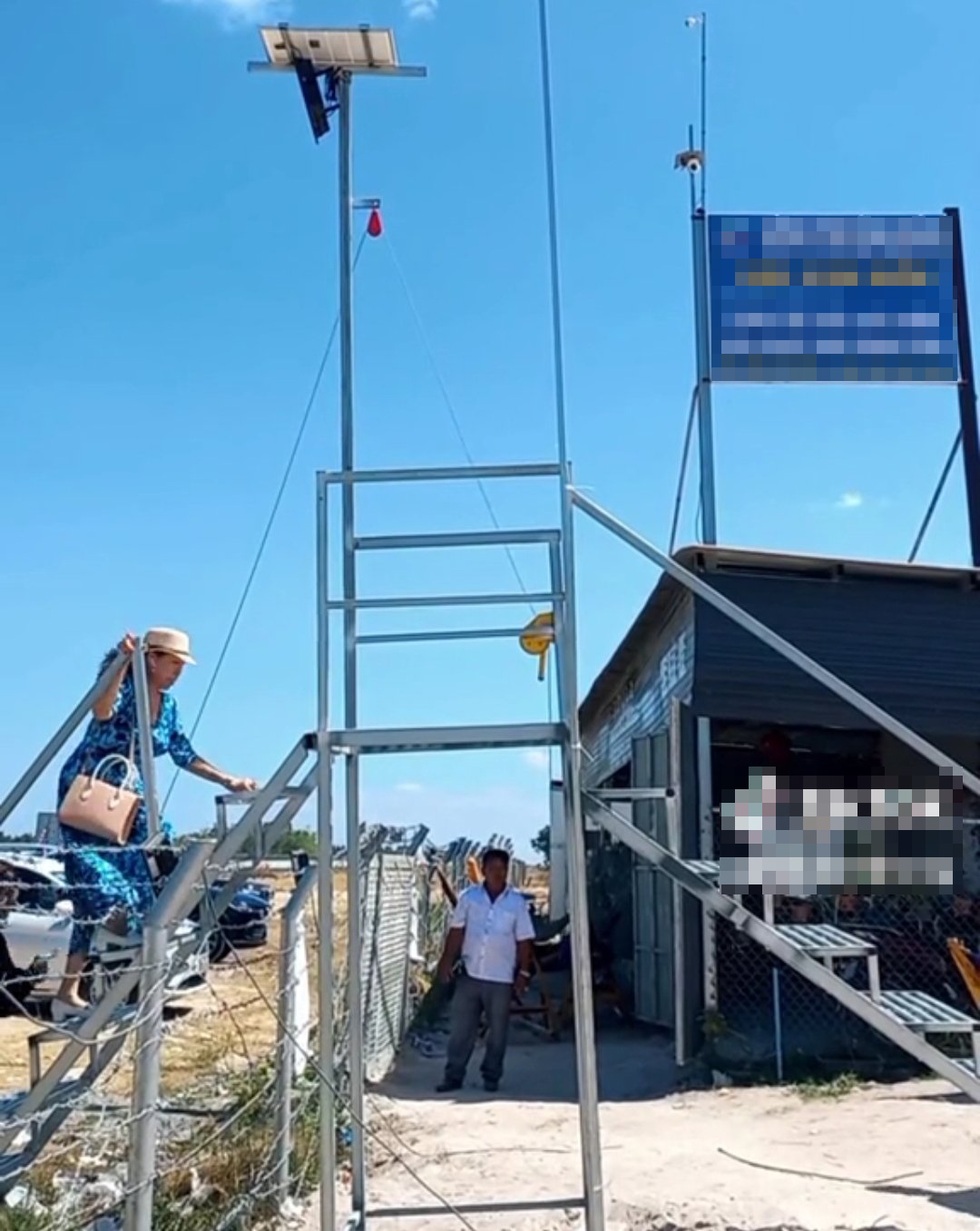 Cây cầu thang bất đắc dĩ trên cao tốc 200km thiếu trạm dừng nghỉ - 3