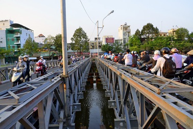 Cho xe lưu thông trở lại trên cầu tạm bị xà lan đâm vào