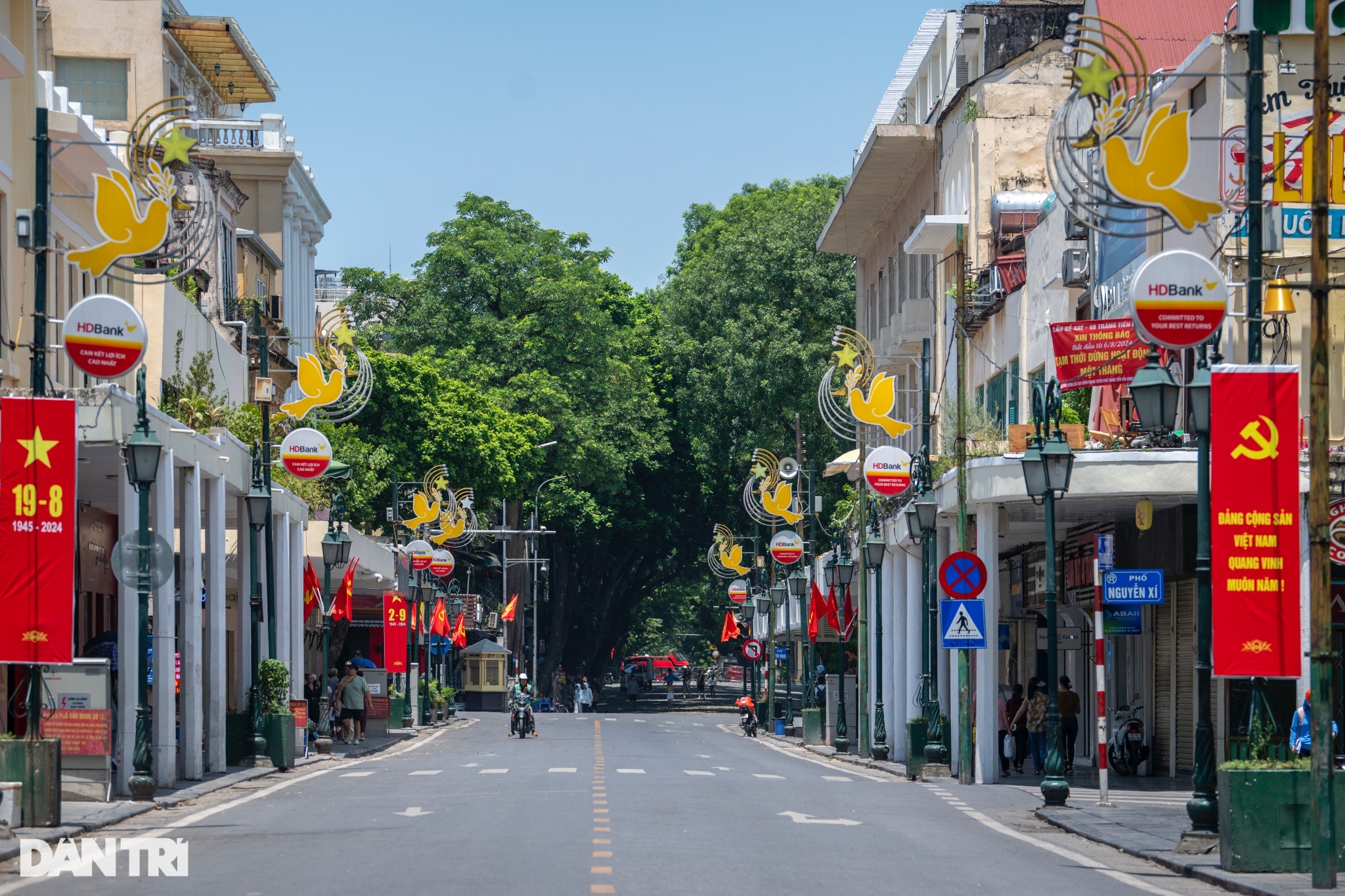 View - Đẫm mồ hôi mưu sinh dưới nắng nóng đỉnh điểm, nhiệt độ ngoài trời 50 độ C | Báo Dân trí