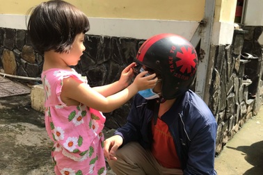 Thương đứt ruột cảnh bé 7 tuổi xa mẹ tưởng "tình yêu của tôi đã về"