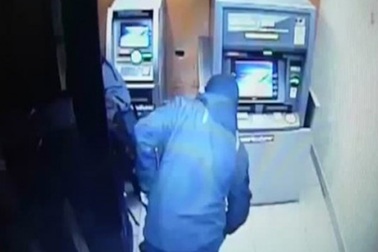 Thanh niên đi xe đạp phá trụ ATM trộm tiền bất thành