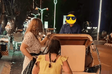 Xôn xao vụ người chạy xích lô có hành động "khó coi" với nữ du khách