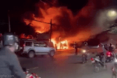 Bình Dương: Cháy lớn trong đêm, khu chợ công nhân bị thiêu rụi