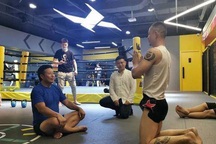 “Quái thú” kickboxing quỳ lạy, nhận đại sư Thái Cực Quyền làm sư phụ