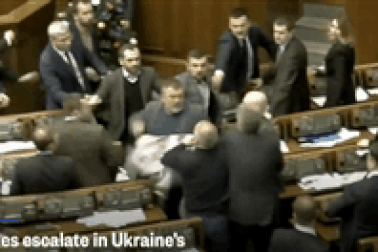 Nghị sĩ Ukraine ẩu đả giữa phiên họp quốc hội