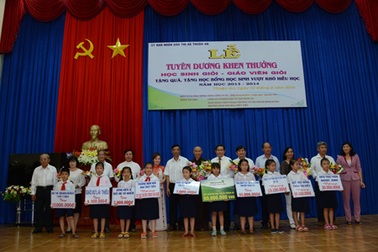 VietcomBank tặng 320 xuất học bổng cho học sinh nghèo vượt khó, hiếu học tại tỉnh Bình Dương