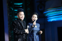 Ca sĩ Tùng Dương mong danh ca Khánh Ly không giải nghệ