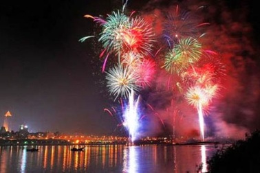 Bắn pháo hoa tầm cao chào mừng Tết dương lịch 2016