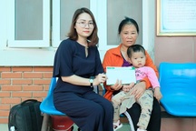 Người  mẹ nghèo được bạn đọc Dân trí giúp đỡ phẫu thuật tim cho con