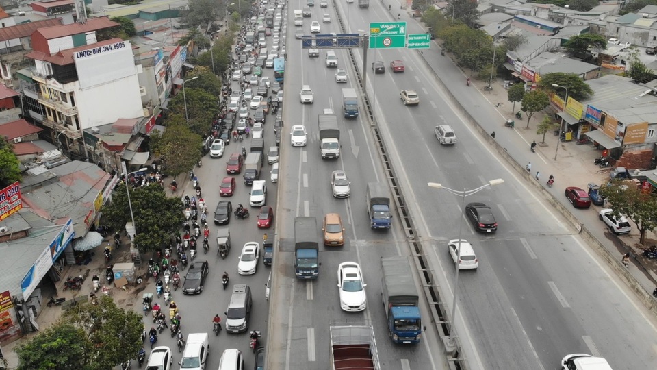 Đoàn xe băng băng đi ngược đường Hà Nội phản ứng bất ngờ khi gặp CSGT - 1