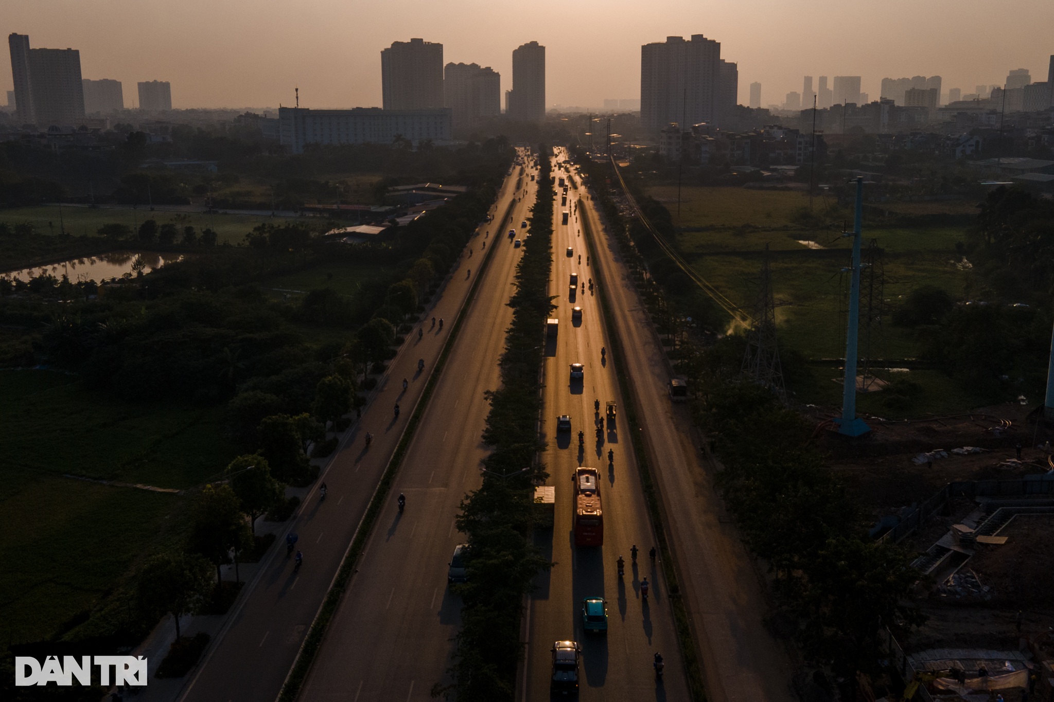 Hà Nội: Cầu vượt trên đại lộ nghìn tỷ chậm tiến độ, gây ùn tắc triền miên - 1