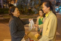 Sinh viên gói bánh chưng tặng người nghèo đón Tết