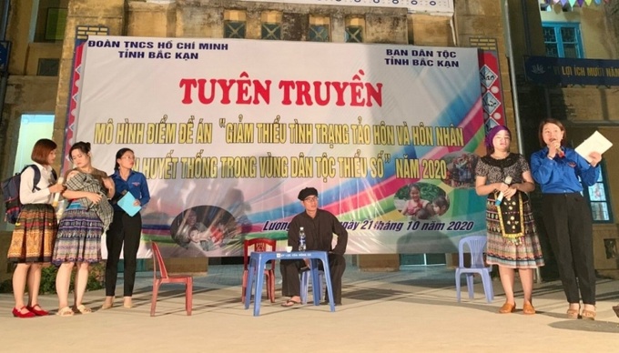 Buổi tuyên truyền về nạn tảo hôn được sân khấu hóa tại các trường học vùng cao.